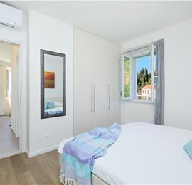 4 Bedroom Villa with Jacuzzi and Seaview in Orašac, Dubrovnik, Sleeps 9